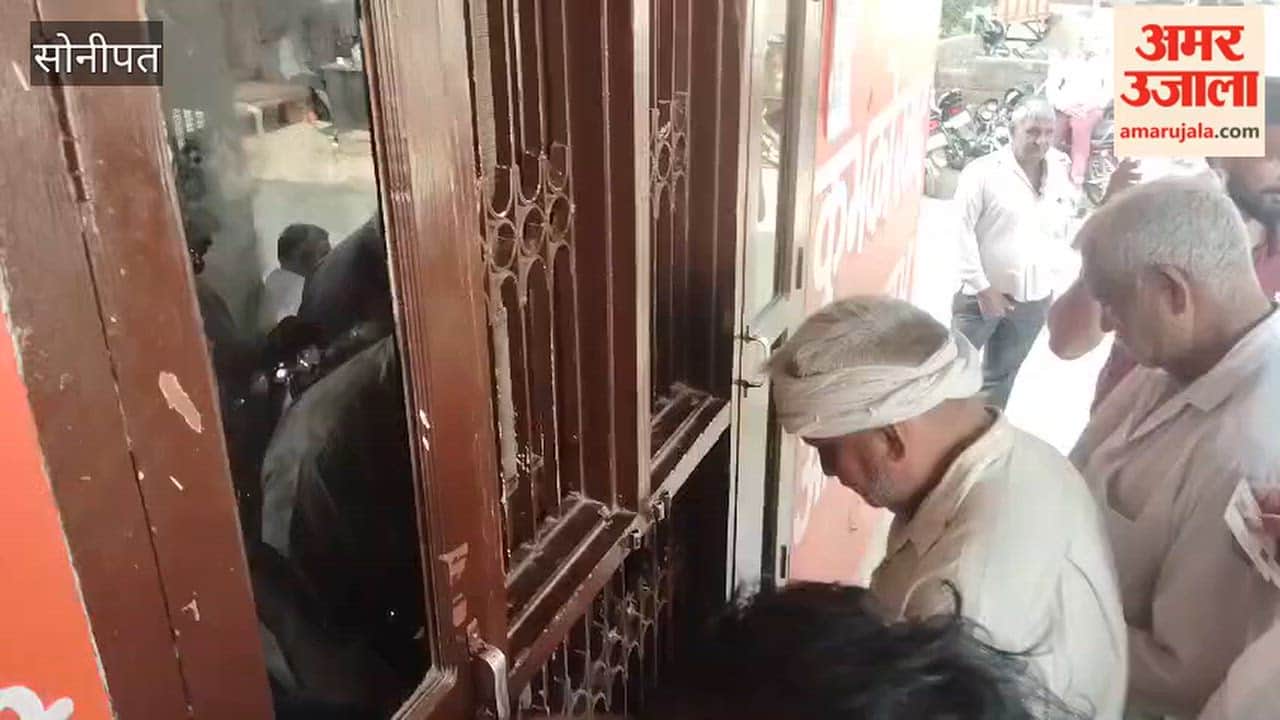DAP fertilizer distributed at a distribution center under police supervision; police arrived to manage the situation following a commotion.