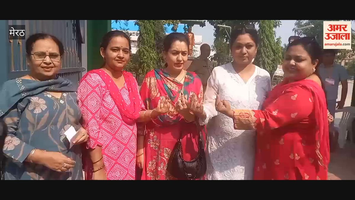 मेरठ: कैलाश प्रकाश स्पोर्ट्स स्टेडियम में मतदान के लिए शिक्षिकाओं में दिखा उत्साह