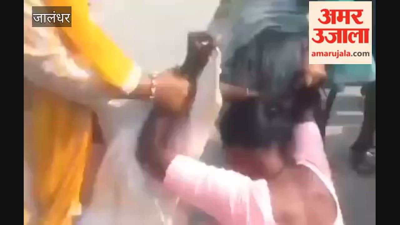 Woman caught for allegedly stealing a purse containing 5,000 rupees at Nakodar bus stand; commotion ensues
