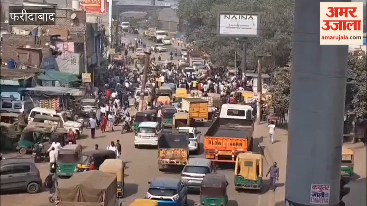 People in Faridabad troubled by shortage of electricity and water blocked road at Sohna