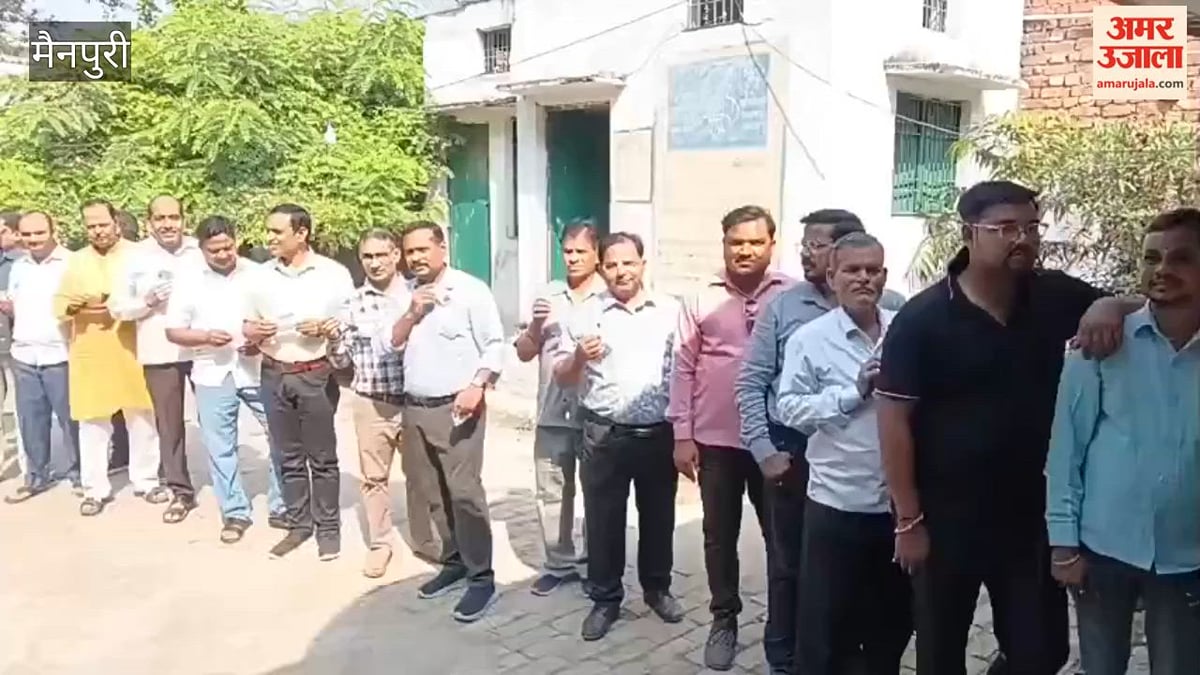 एमएलसी चुनाव: मैनपुरी में मतदान केंद्रों पर लगी रही वोटरों की कतार, फर्जी वोट डालने के लगे आरोप