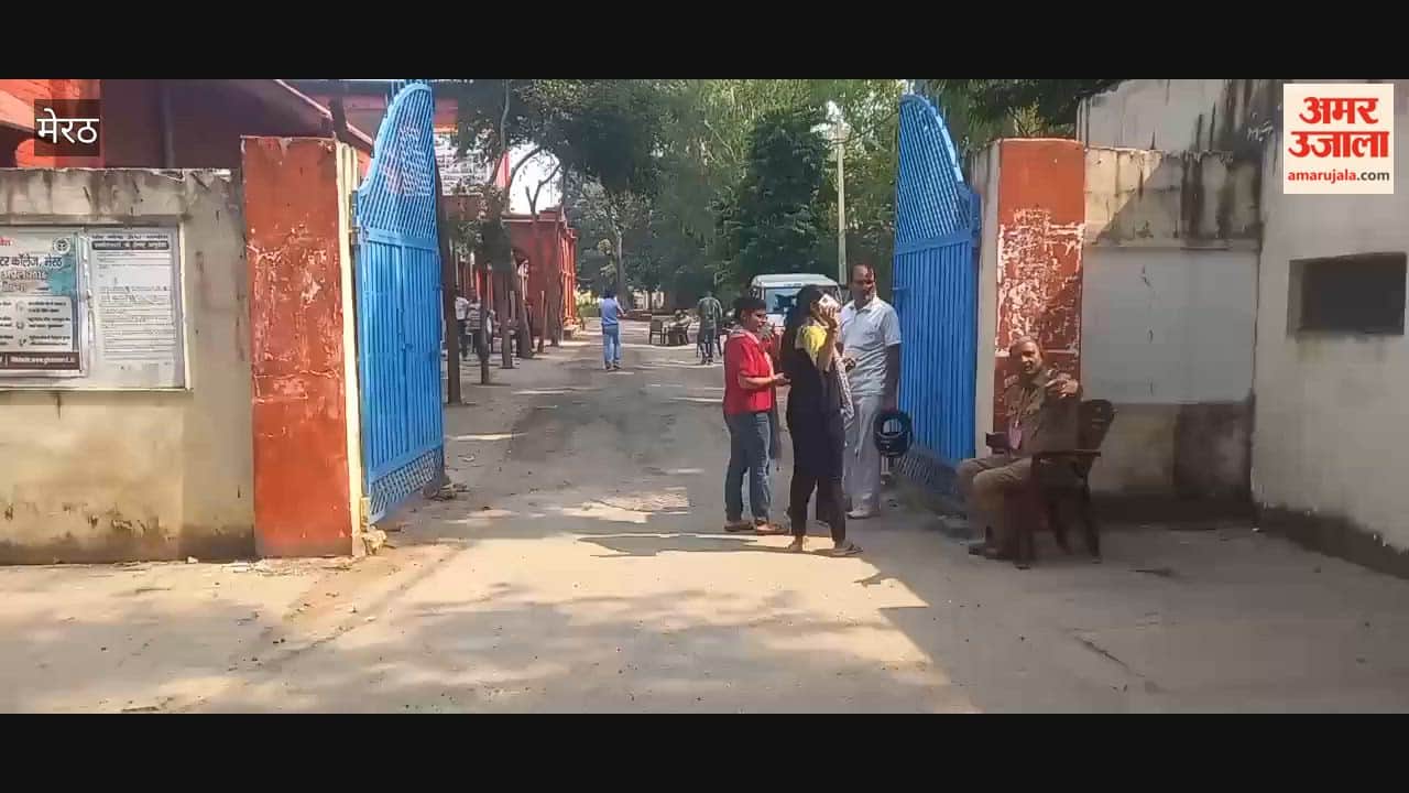 Meerut: Teachers cast their votes with enthusiasm at the Government Inter College.