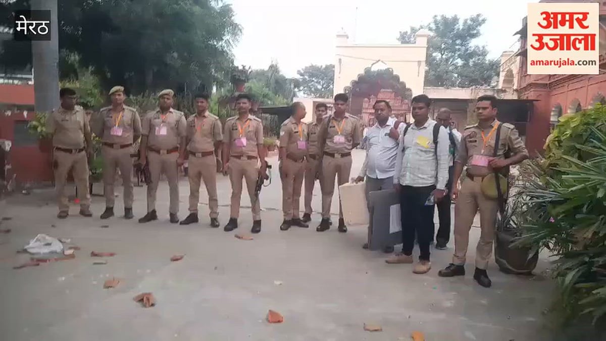 मेरठ: मतदान संपन्न, मतपेटियां लेकर रवाना हो गए मतदानकर्मी