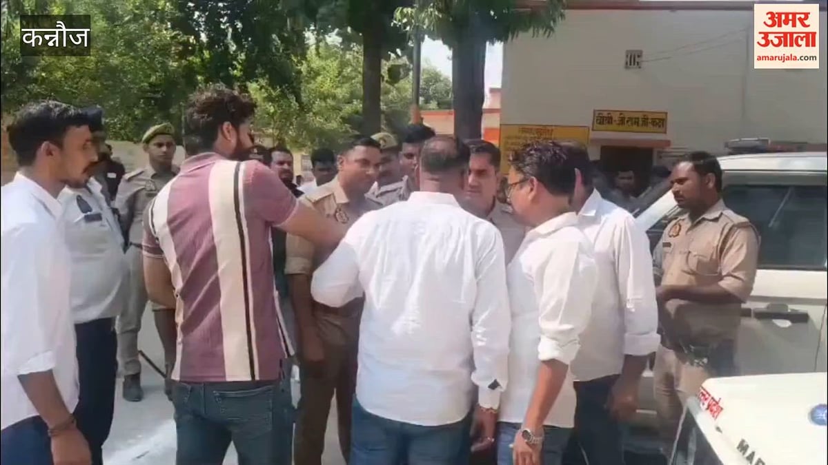 मतदान केंद्र के भीतर मोबाइल ले जाने से पुलिसकर्मी ने रोका तो भाजपा नेता बोले- नौकरी करना देंगे सिखा