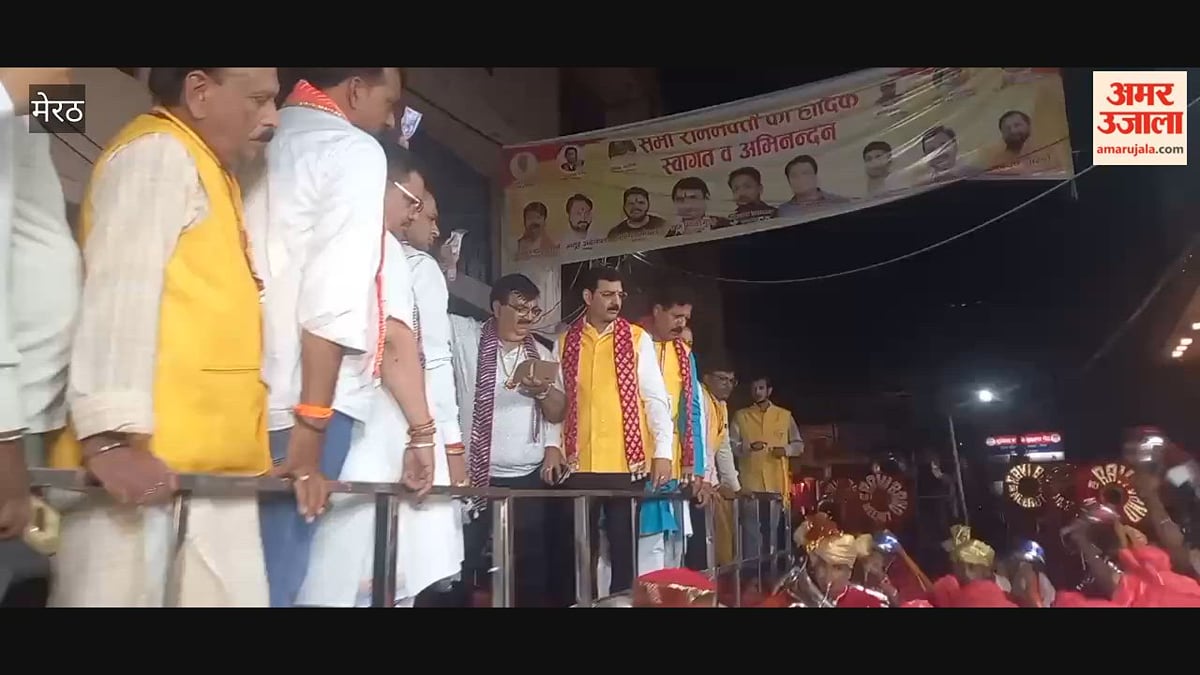 मेरठ: सनातन धर्म मंदिर से निकाली गई भरत मिलाप शोभायात्रा
