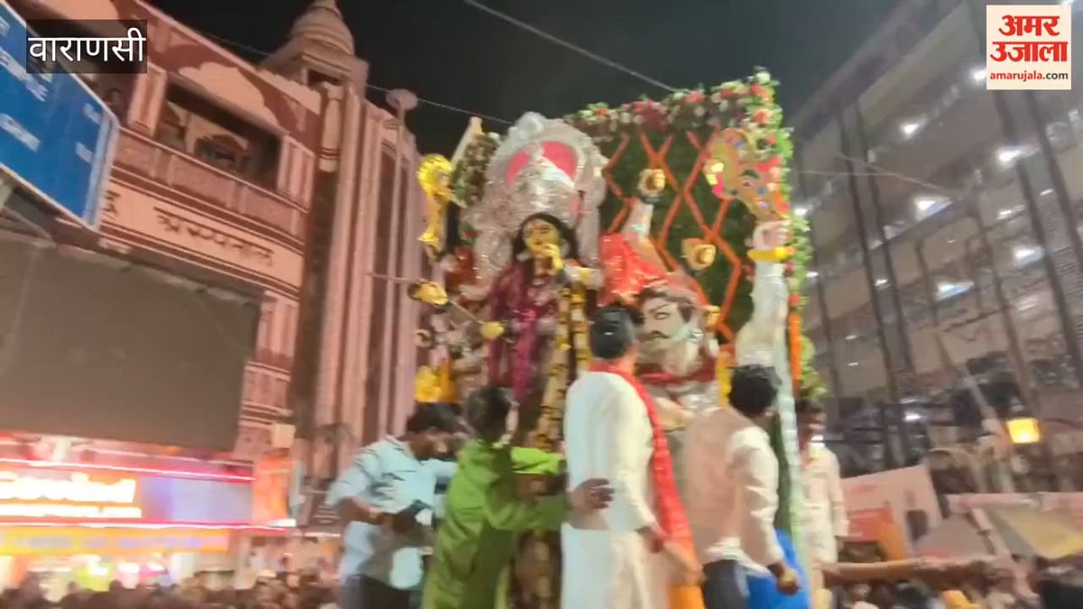 गोदौलिया पर गोल्डन स्पोर्टिंग क्लब ने निकाली मां दुर्गा की विसर्जन यात्रा, VIDEO