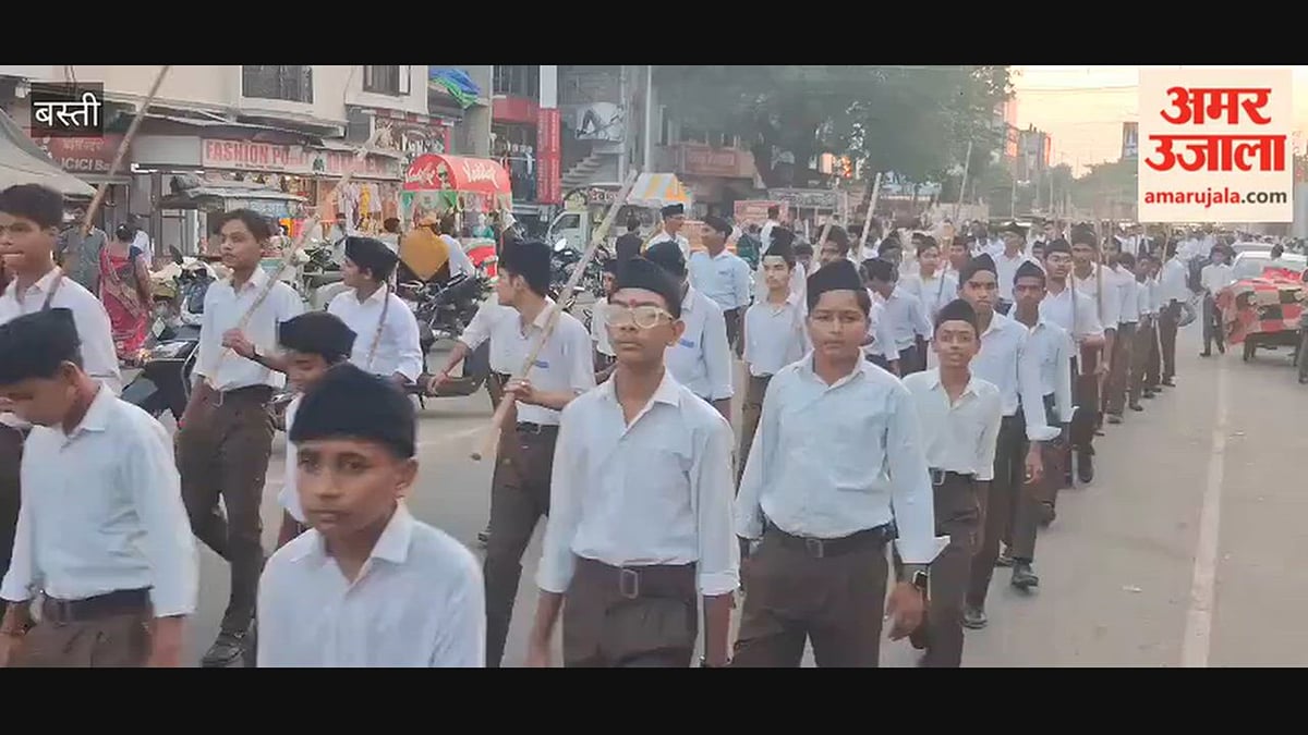 आरएसएस के पथ संचलन में गणवेशधारी स्वयंसेवकों ने की कदमताल