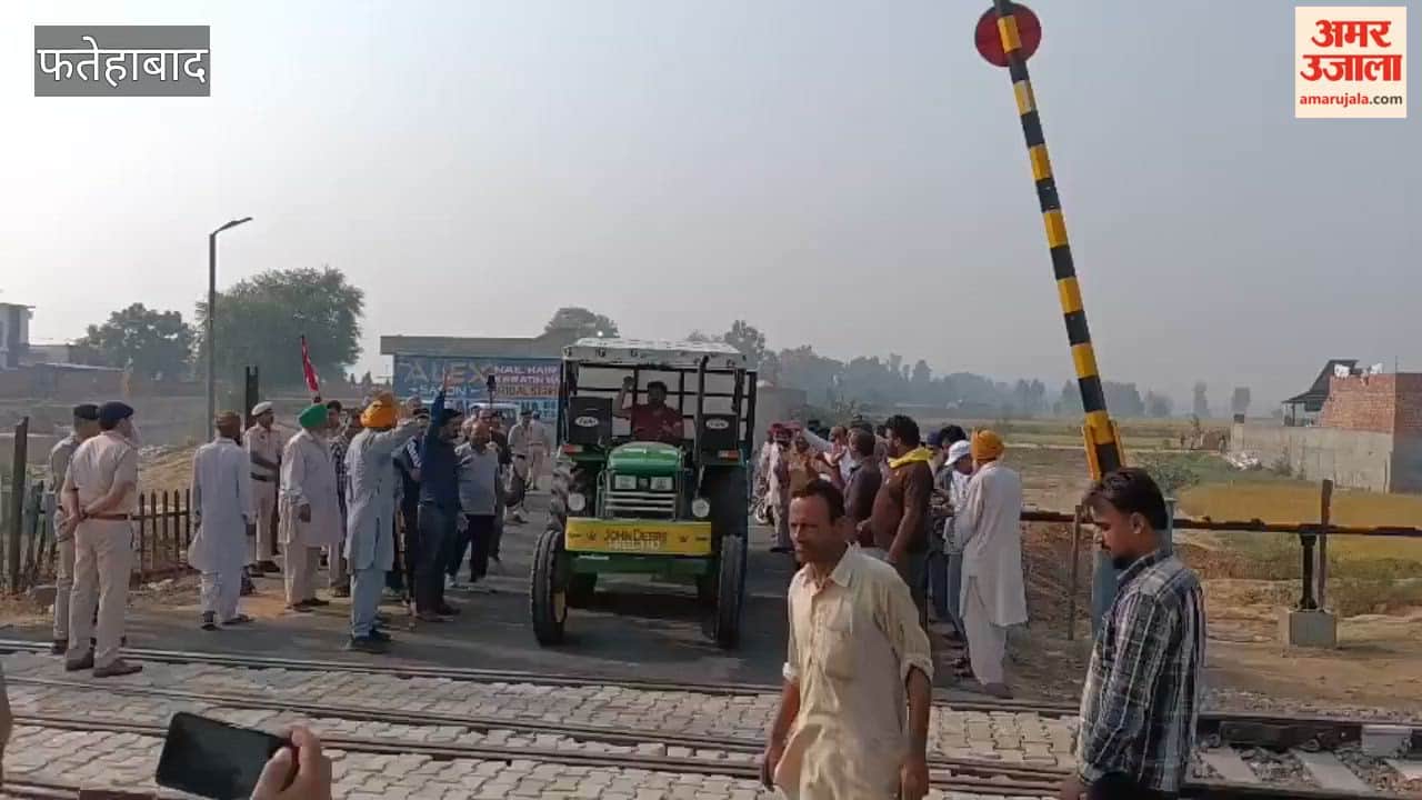 Ahead of the farmers' ultimatum to block railway tracks, the Fatehabad administration cleared the way; *laddoos* were distributed as soon as the railway crossing at Jakhal was opened.