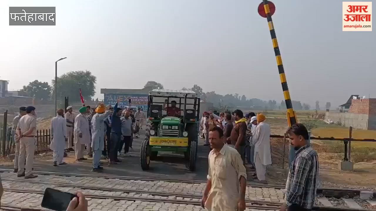 Ahead of the farmers' ultimatum to block railway tracks, the Fatehabad administration cleared the way; *laddoos* were distributed as soon as the railway crossing at Jakhal was opened.