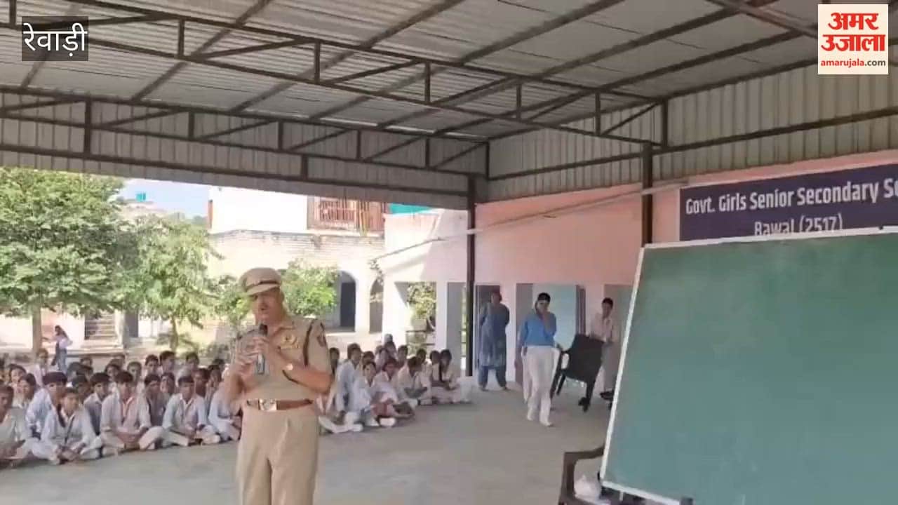 Dr. Ashok Kumar Verma visited the Government Girls' Higher Secondary School with a message on de-addiction.