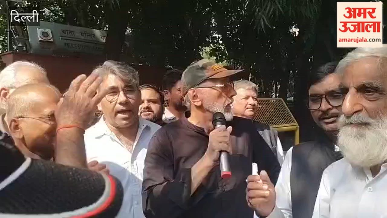 Dozens of people led by Supreme Court lawyer Rizwan Ahmed arrived outside Mandir Marg police station