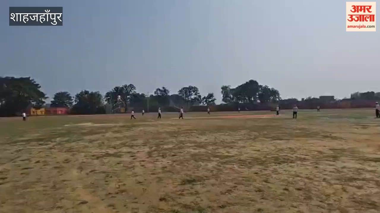 Judicial officers hit fours and sixes in cricket in Shahjahanpur