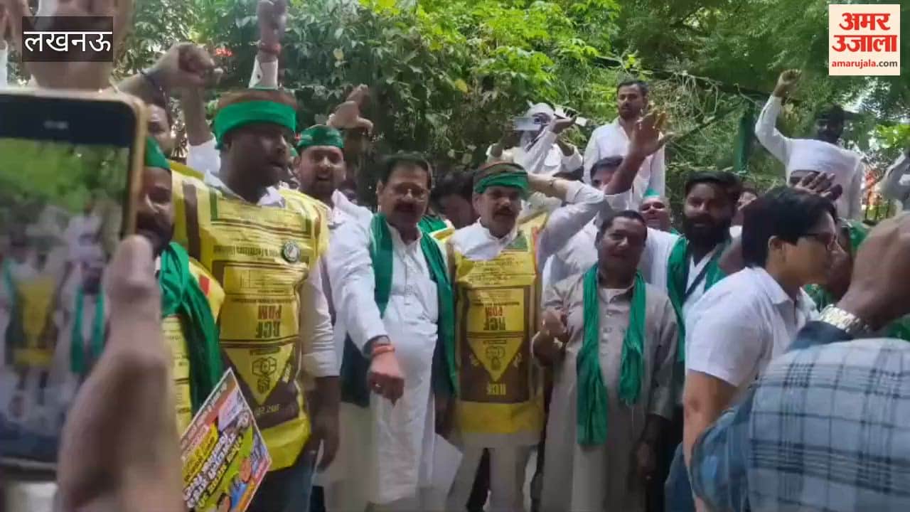 Workers of BKU (Shramik Janshakti) took out march from Parivartan Chowk to DM office in Lucknow
