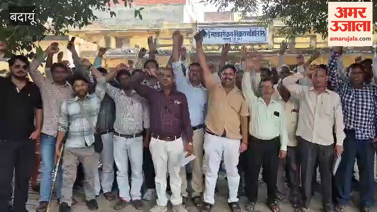 बदायूं: पैक्स कर्मचारियों ने किया प्रदर्शन, नियमित वेतन और कैशलेस चिकित्सा सुविधा की मांग