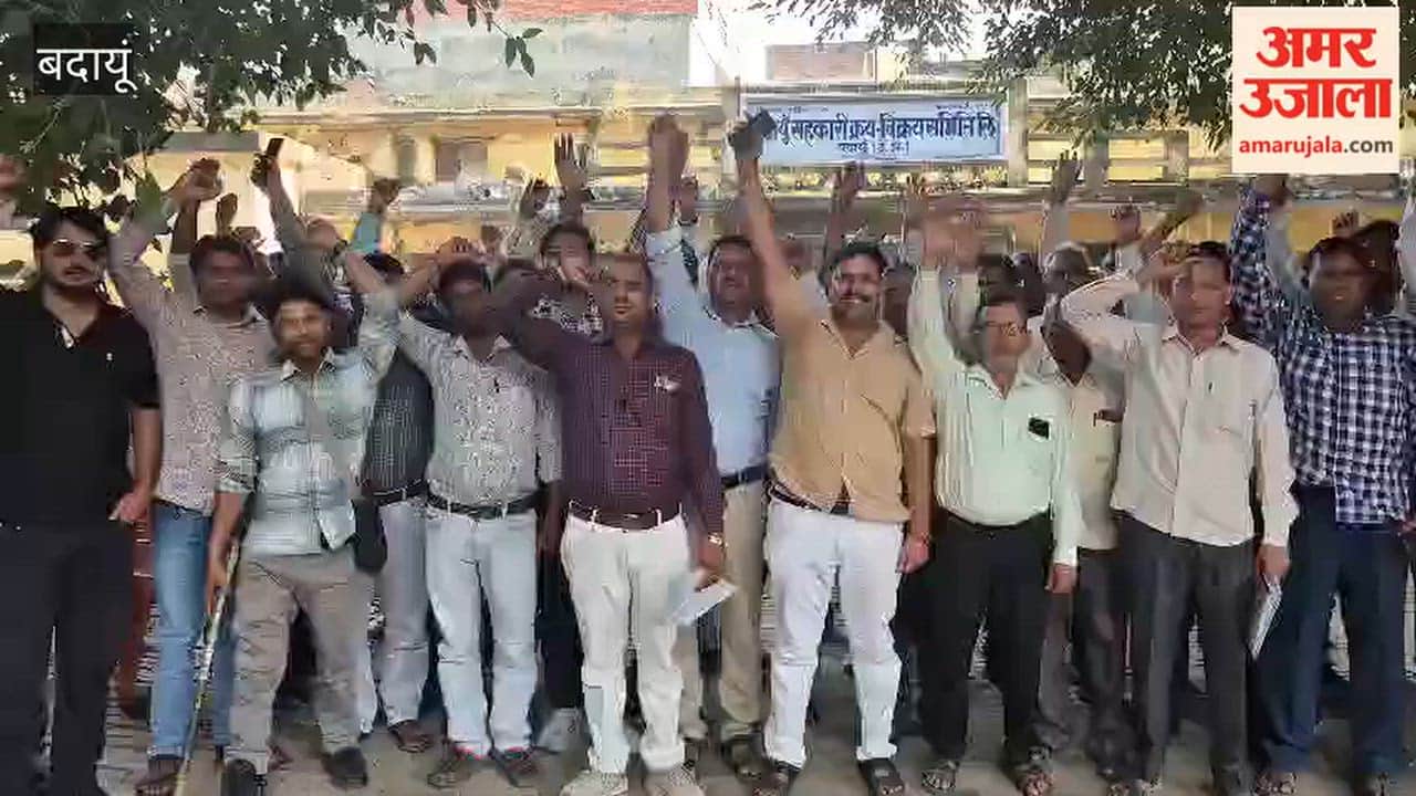 PACS employees staged a protest demanding regular salaries in Shahjahanpur