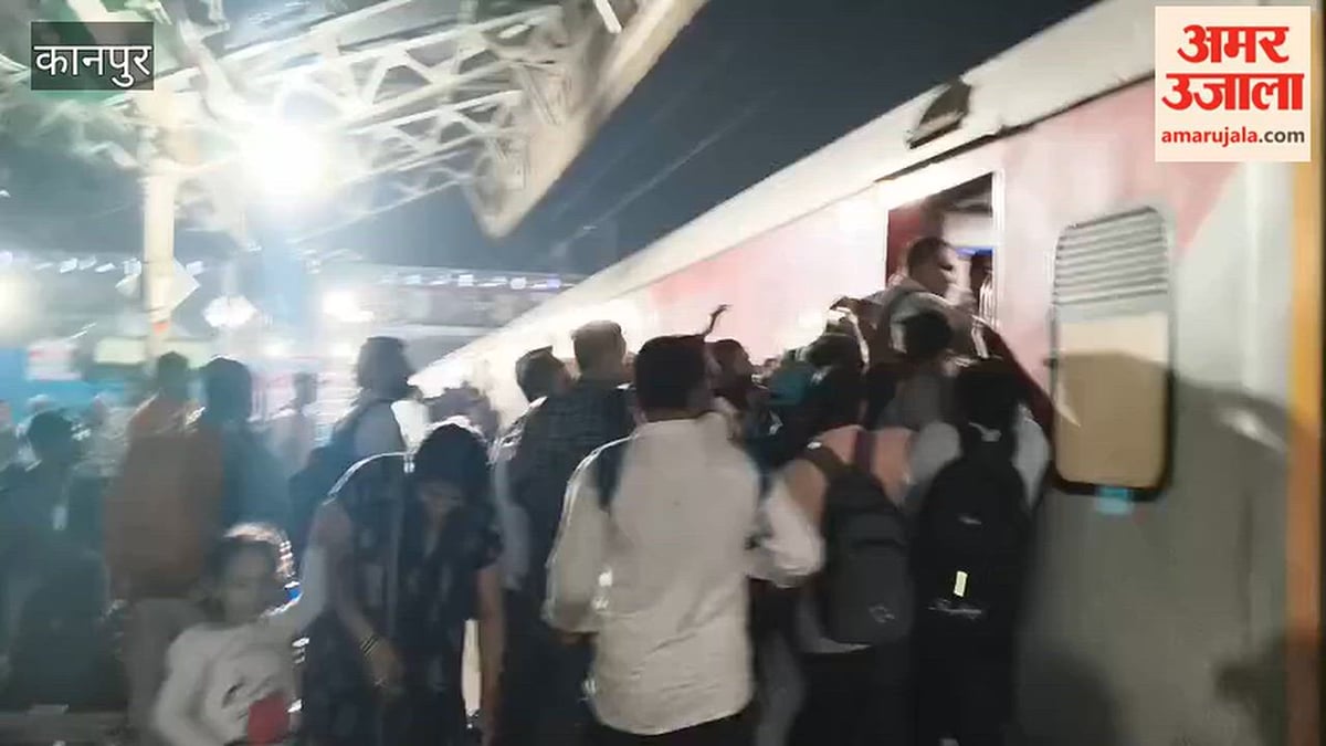 कानपुर सेंट्रल स्टेशन में ट्रेन में घुसने के लिए यात्रियों की लगी भीड़