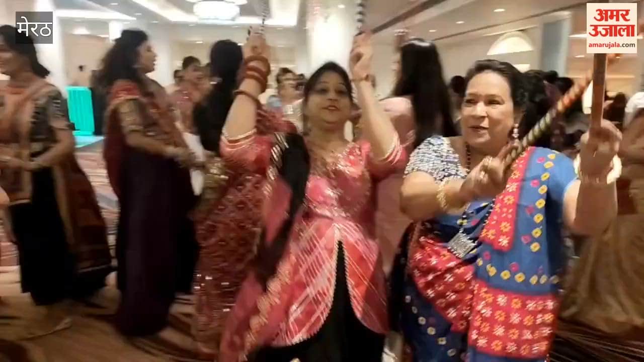 Members of Maheshwari Mahila Mandal and Maheshwari Creative Group danced in the fun of Dandiya.