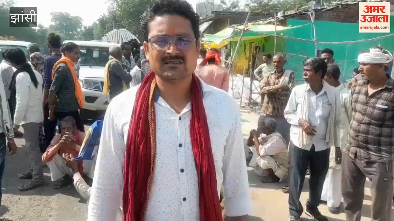 Farmers upset over non-availability of DAP fertilizer; stage a road blockade