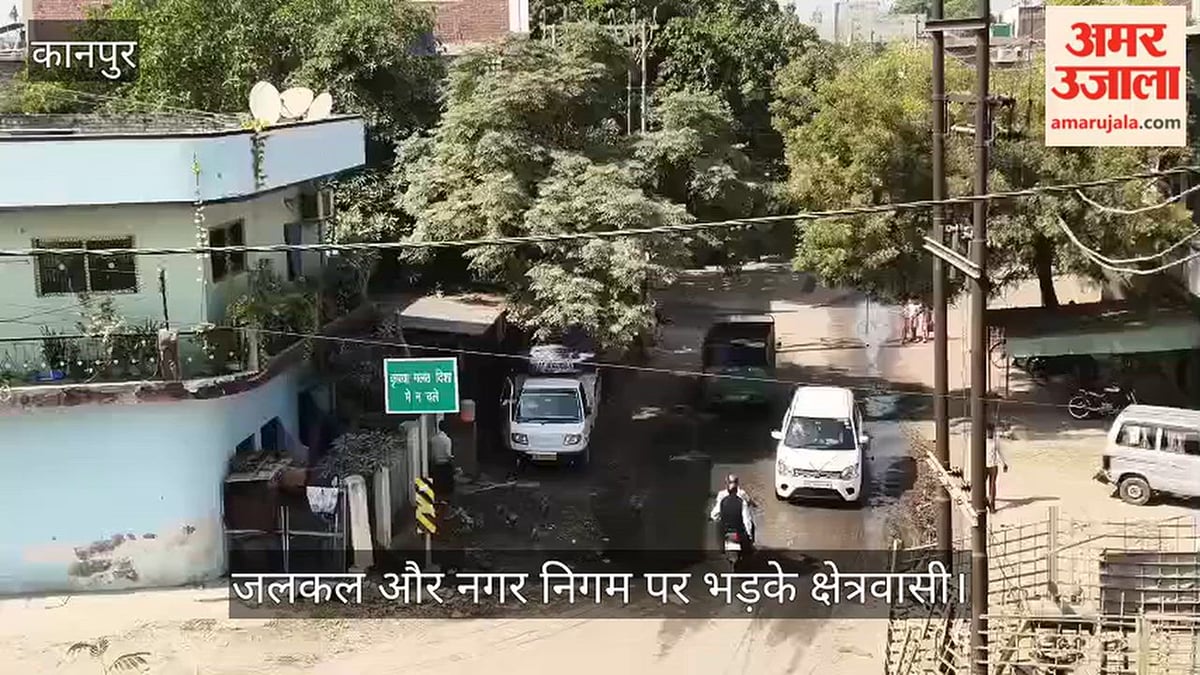 कानपुर: चकेरी के गदियाना में सीवर का पानी सड़कों पर उफन, गंदे पानी से निकलने को मजबूर जनता