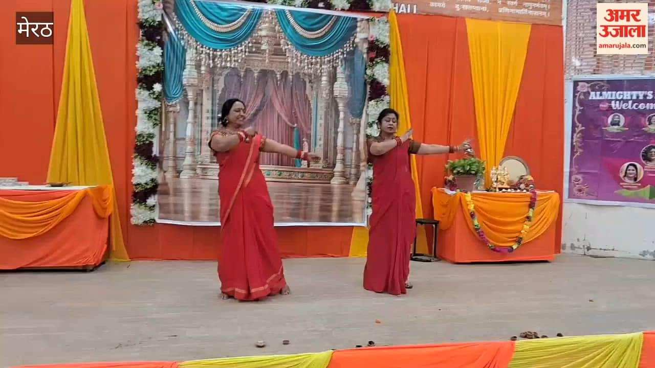 Meerut: Almighty Ladies Club Celebrates Diwali with Traditional Attire and Devotional Performances