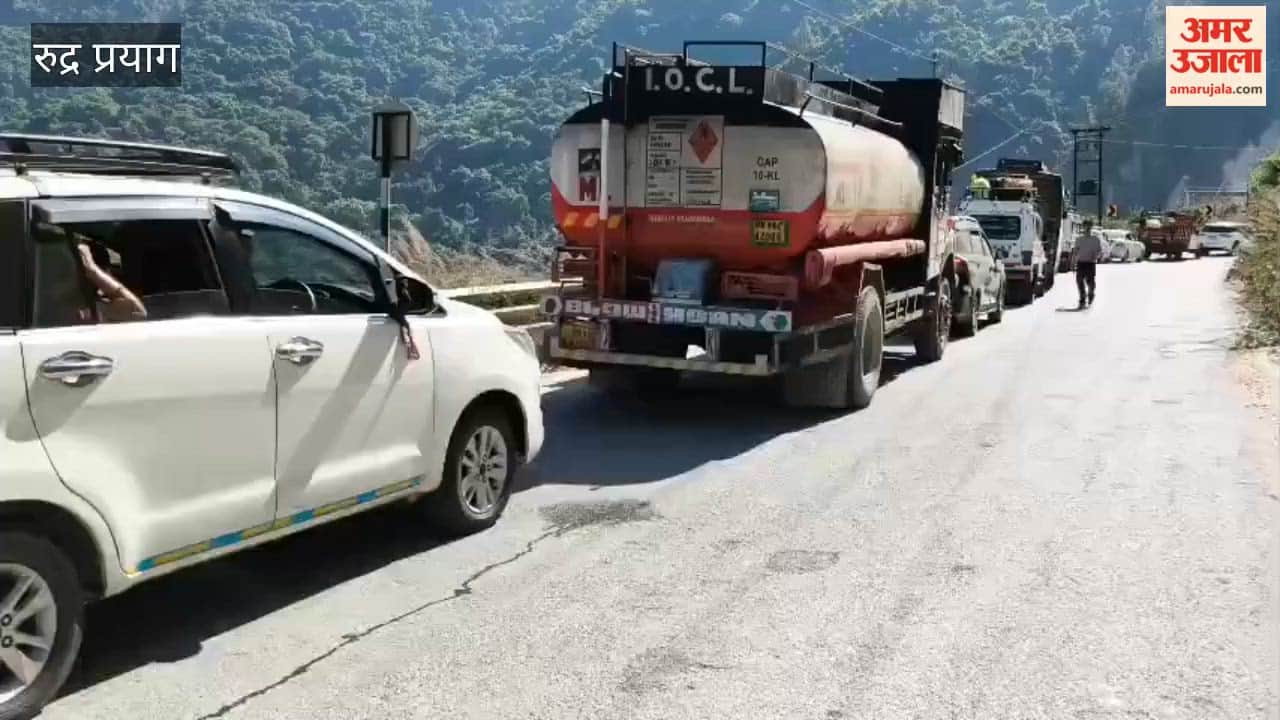 Traffic jam lasting over an hour at Sirohbagar; queues of vehicles on both sides of the Badrinath Highway.