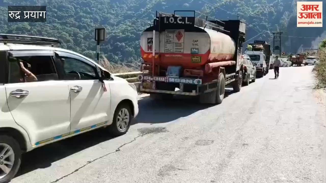 Traffic jam lasting over an hour at Sirohbagar; queues of vehicles on both sides of the Badrinath Highway.
