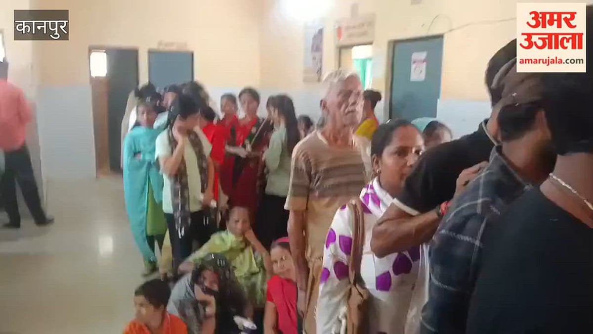 प्राथमिक स्वास्थ्य केंद्र में मरीजों की उमड़ी भीड़, मौसम कर रहा बीमार
