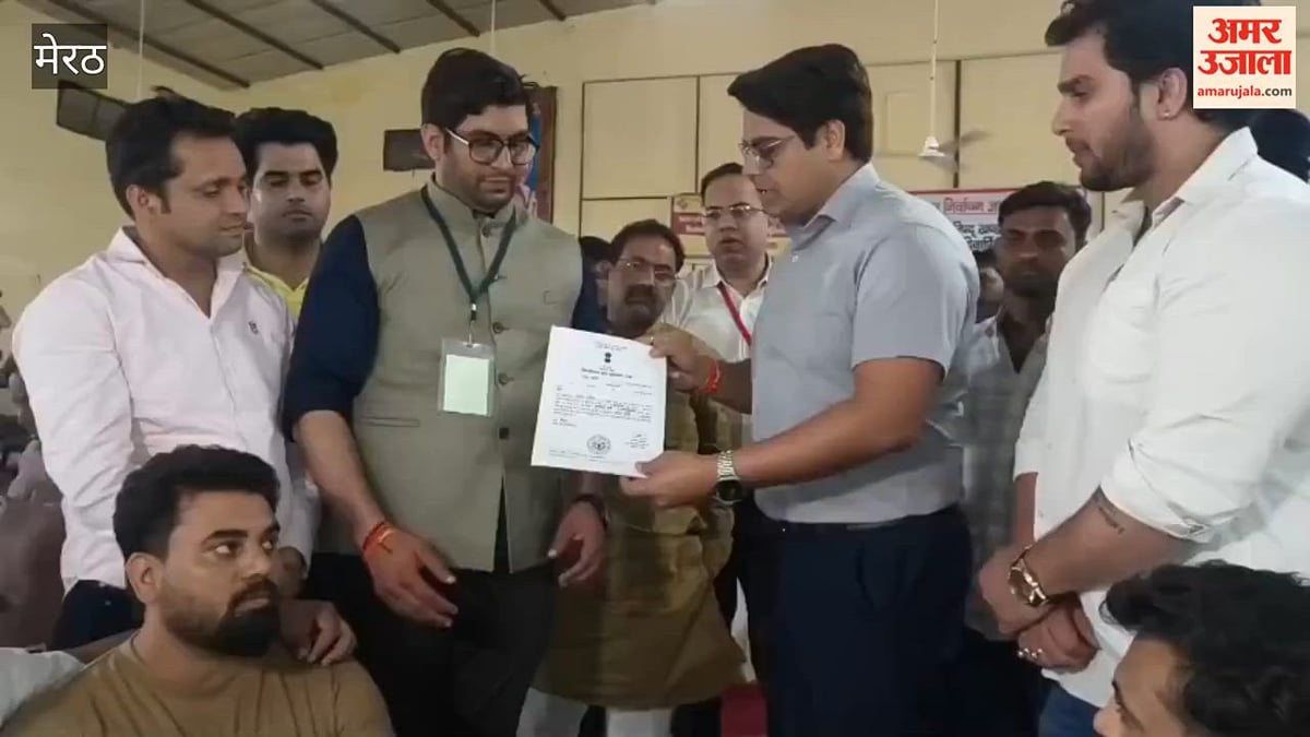 Meerut: कमिश्नर ने श्रीचंद शर्मा और दिनेश गोयल की जीत के बाद दिया प्रमाणपत्र