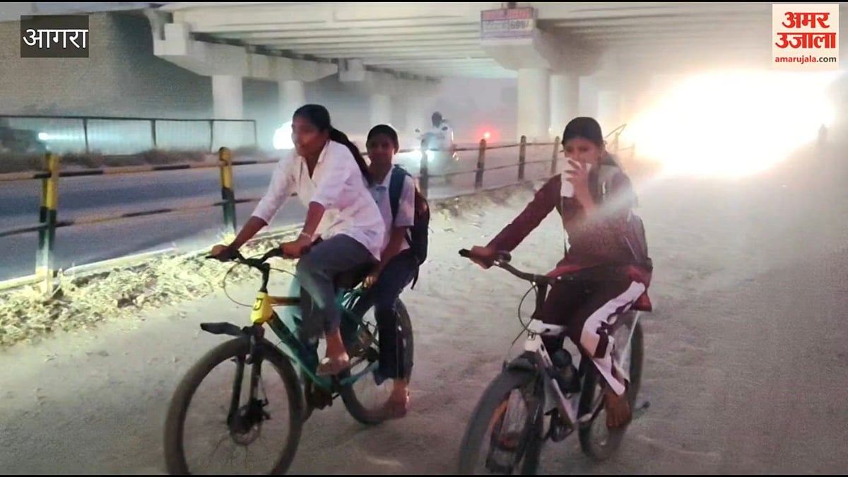 VIDEO: आगरा-ग्वालियर रोड पर उड़ रहे धूल के गुबार,राहगीर परेशान।