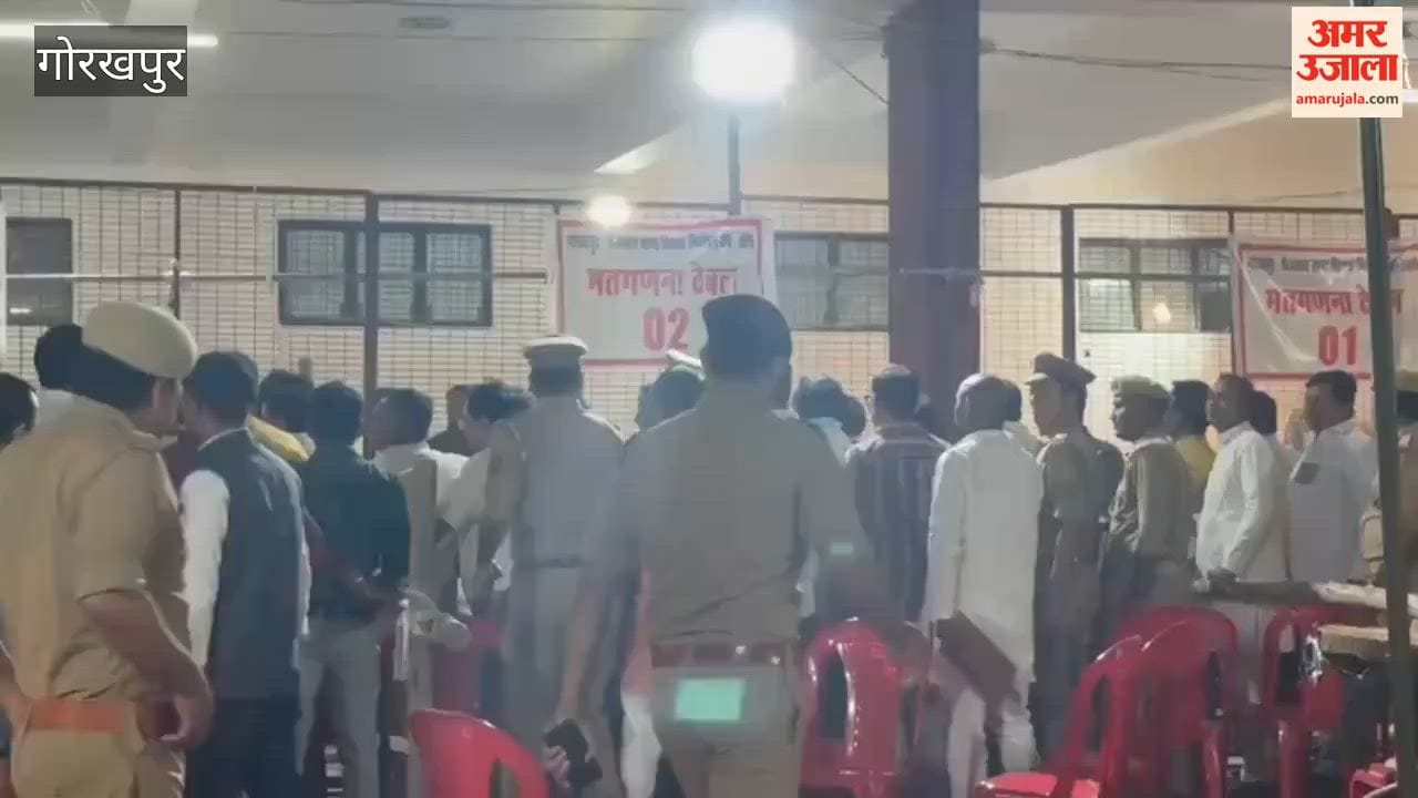 Heated argument between agents of the BJP candidate and an independent candidate during vote counting