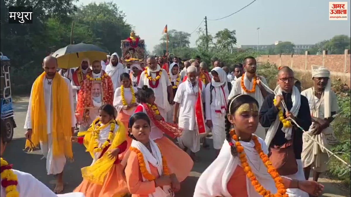 VIDEO: संकेत में राधा रानी ब्रजयात्रा का पुष्प वर्षा कर स्वागत, यात्रियों को कराया भोजन