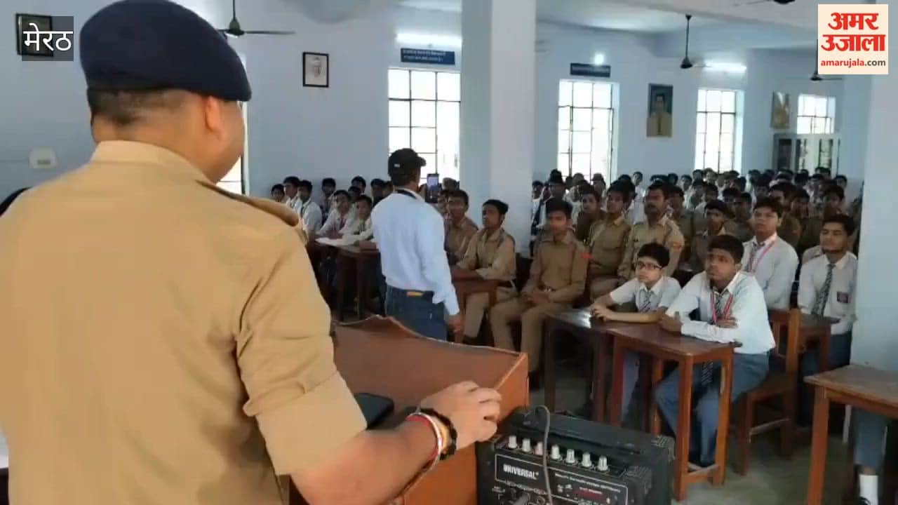 Meerut: SP City Vinayak Gopal Bhosale Interacts with Students at Amar Ujala Police Ki Pathshala