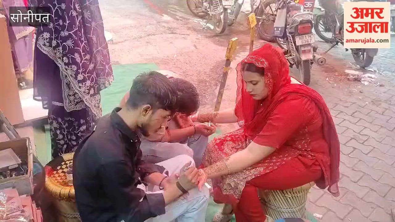 Women in Gohana, Sonipat, arrived to get henna (mehndi) applied and to purchase items for the Karva Chauth fast.
