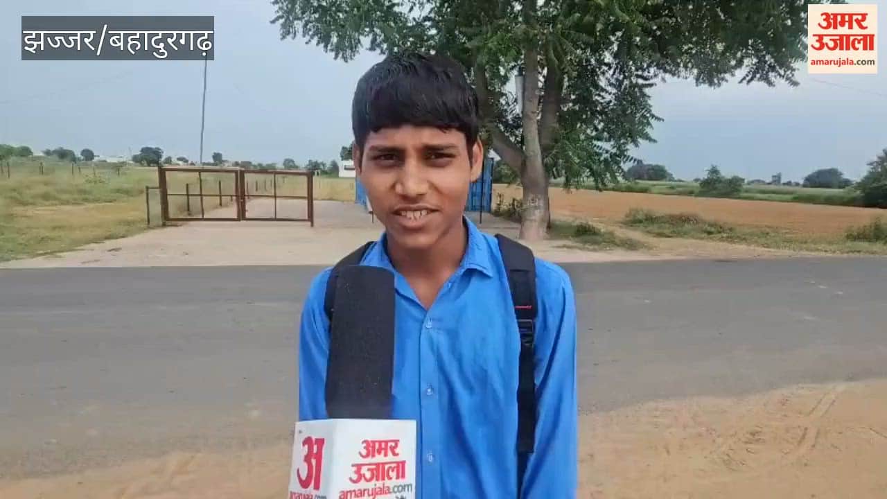 Students from Nagla-Kutani in Badli walk to school.