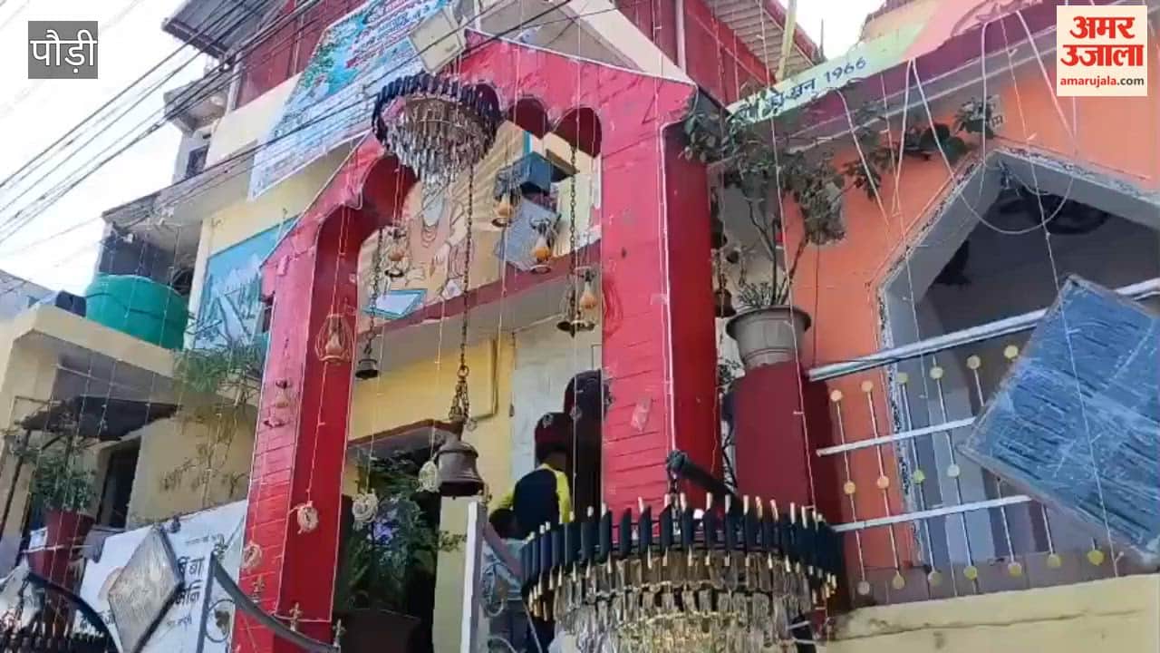 Pauri:Markets in Srinagar bustle ahead of Karwa Chauth; women arrive for shopping