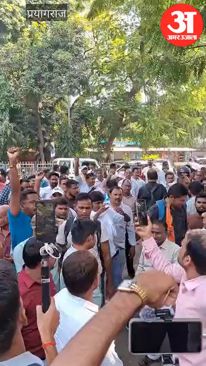 पुरानी नियमावली से भर्ती की मांग को लेकर निदेशालय पर प्रदर्शन करते टीजीटी-पीजीटी अभ्यर्थी