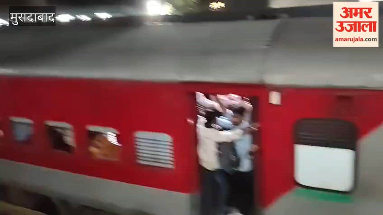 Examinees returning after taking their exams traveled by hanging onto the outside of the train