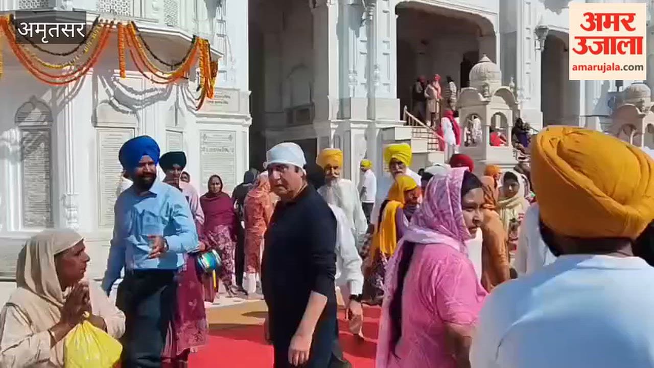 On the occasion of the festival of lights (Prakash Parv), actor Raj Babbar, accompanied by his family, paid obeisance at Sri Harmandir Sahib.