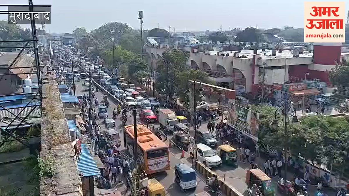 परीक्षा छूटी तो रेलवे स्टेशन पर उमड़ी भीड़, सड़कों पर जाम