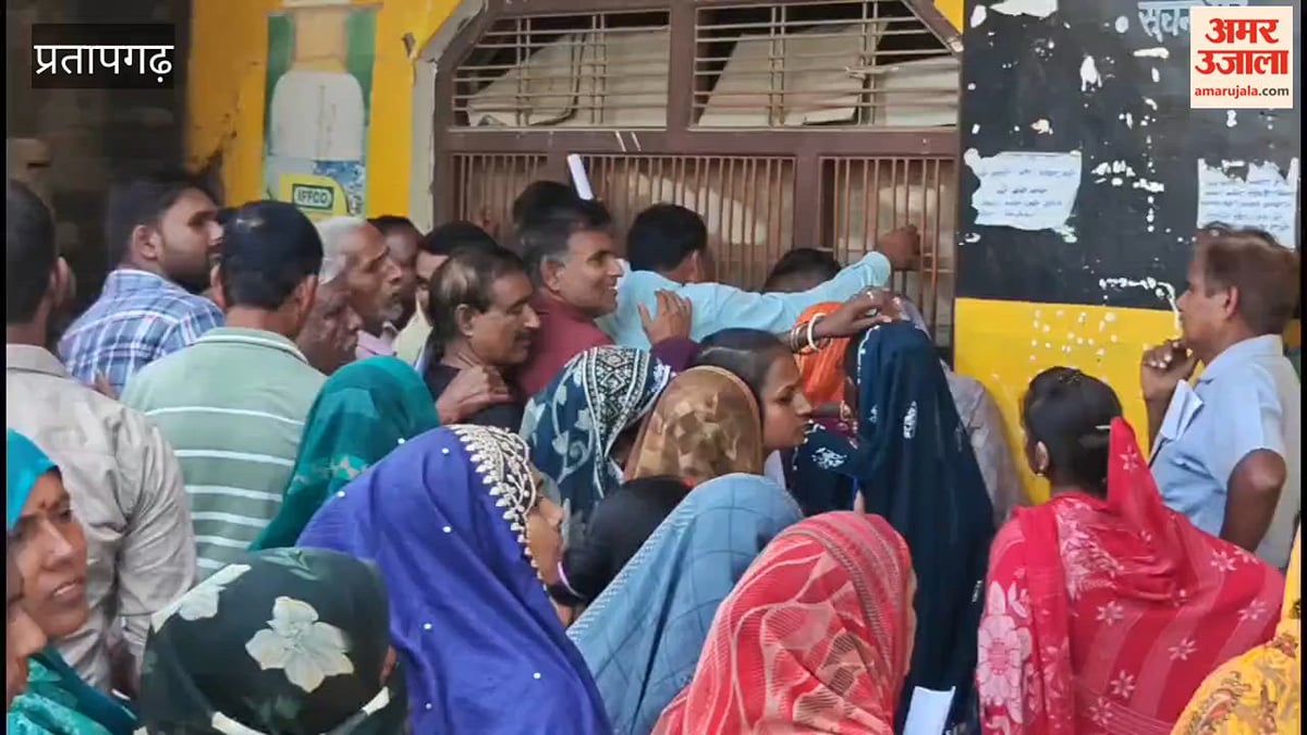 डीएपी की किल्लत से किसान परेशान, लगी लंबी कतार, पुलिस की मौजूदगी में बंटी