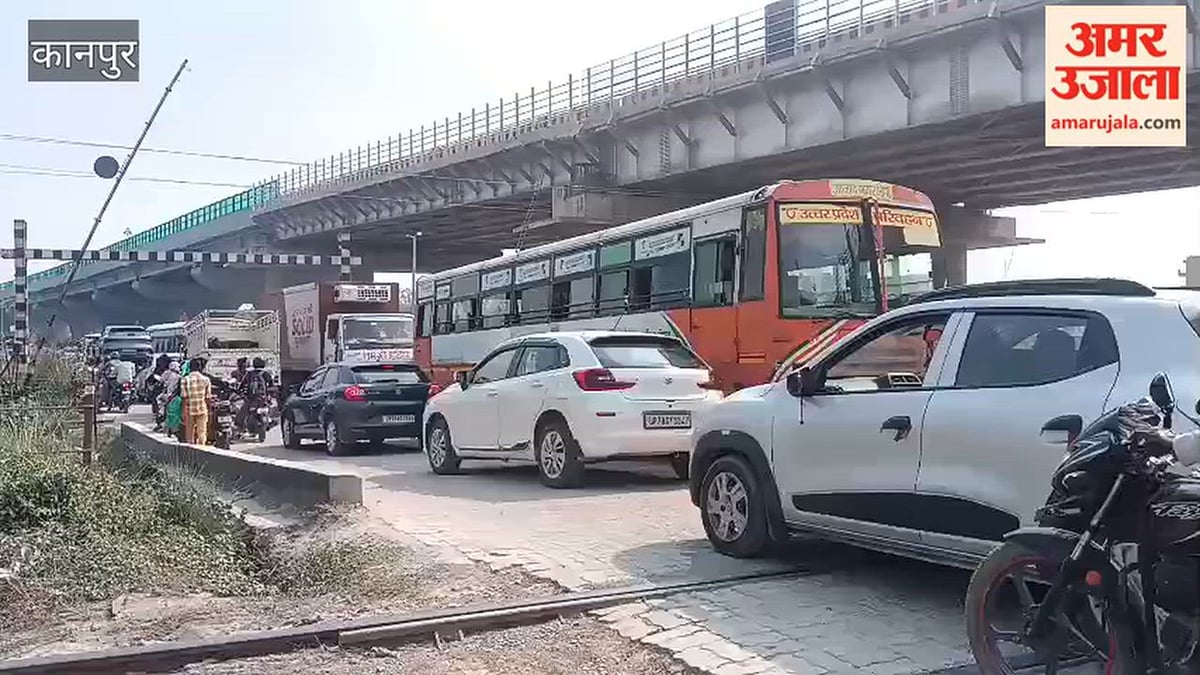 सरैया रेलवे क्रॉसिंग का फाटक खराब, दो घंटे लगा जाम, राहगीर परेशान