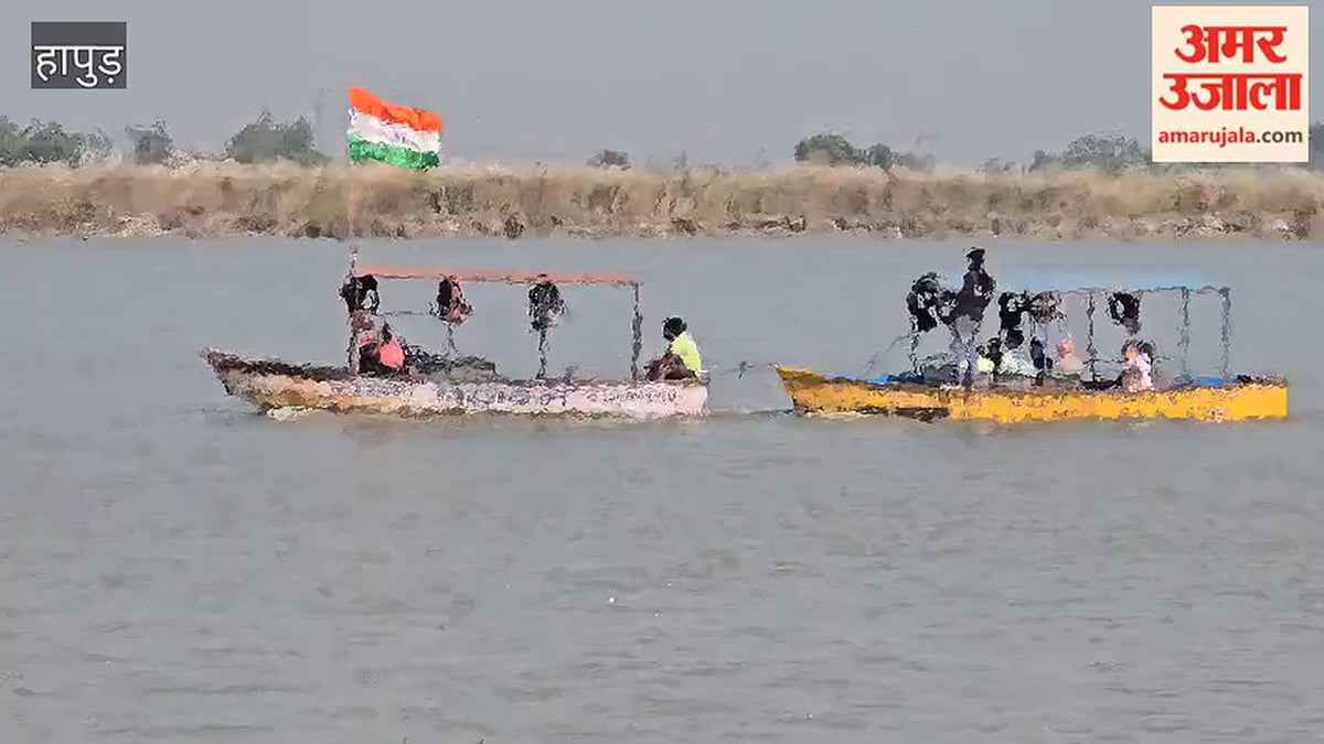 हापुड़: कार्तिक पूर्णिमा से पहले ब्रजघाट में सुरक्षा पर सवाल, गंगा में एक नाव से बंधी दूसरी नाव