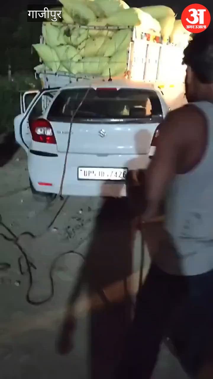 हाईवे कट के पास खड़ी पिकअप में घुसी कार, VIDEO