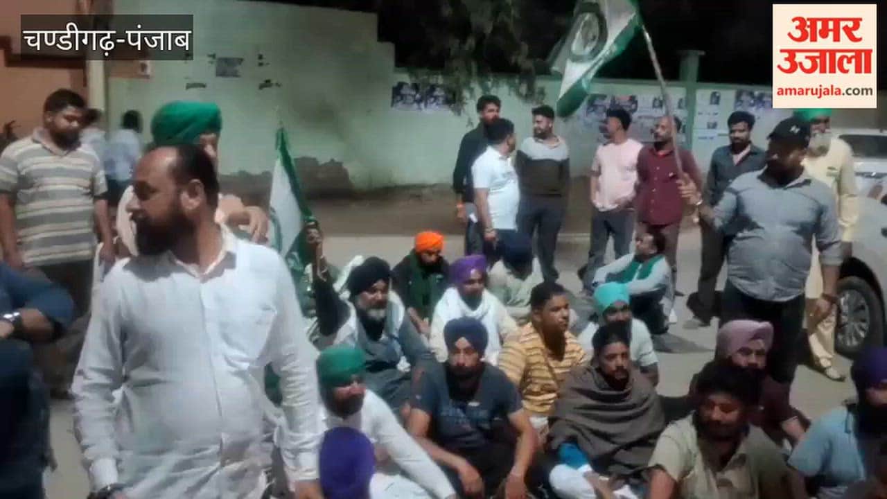 Uproar in Kotkapura over the detention of a farmer leader; road blocked and protest staged outside the City Police Station.