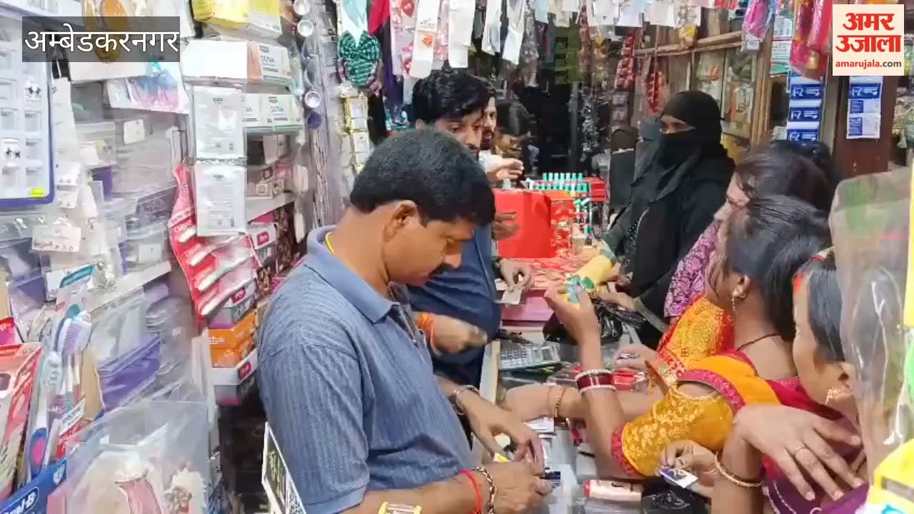 Crowds gathered in market for shopping on occasion of Karva Chauth in Ambedkar Nagar