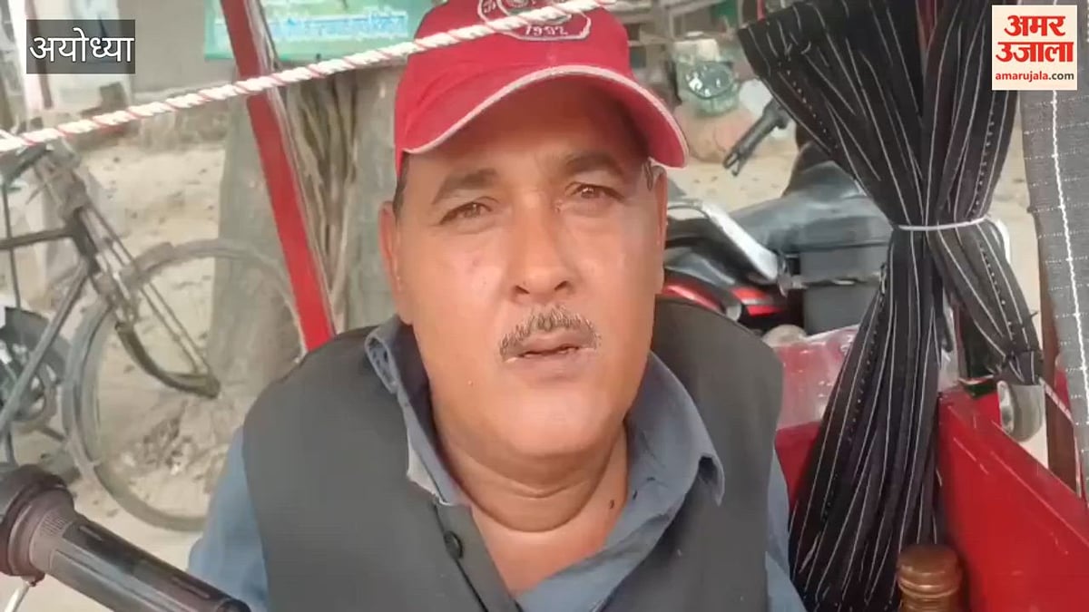 अयोध्या: एमएलसी चुनाव में सपा की जीत पर ग्रामीणों को खिलाए लड्डू