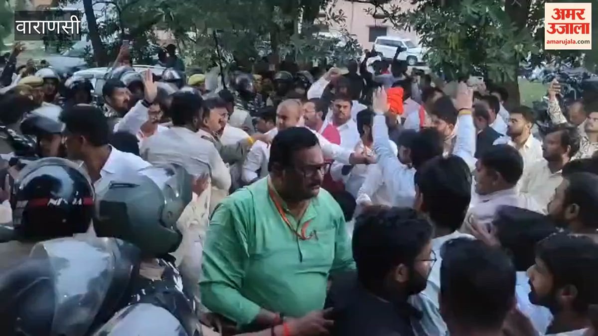 वाराणसी में भाजपाइयों का धरना-प्रदर्शन, मतगणना पर्यवेक्षक को हटाने की मांग
