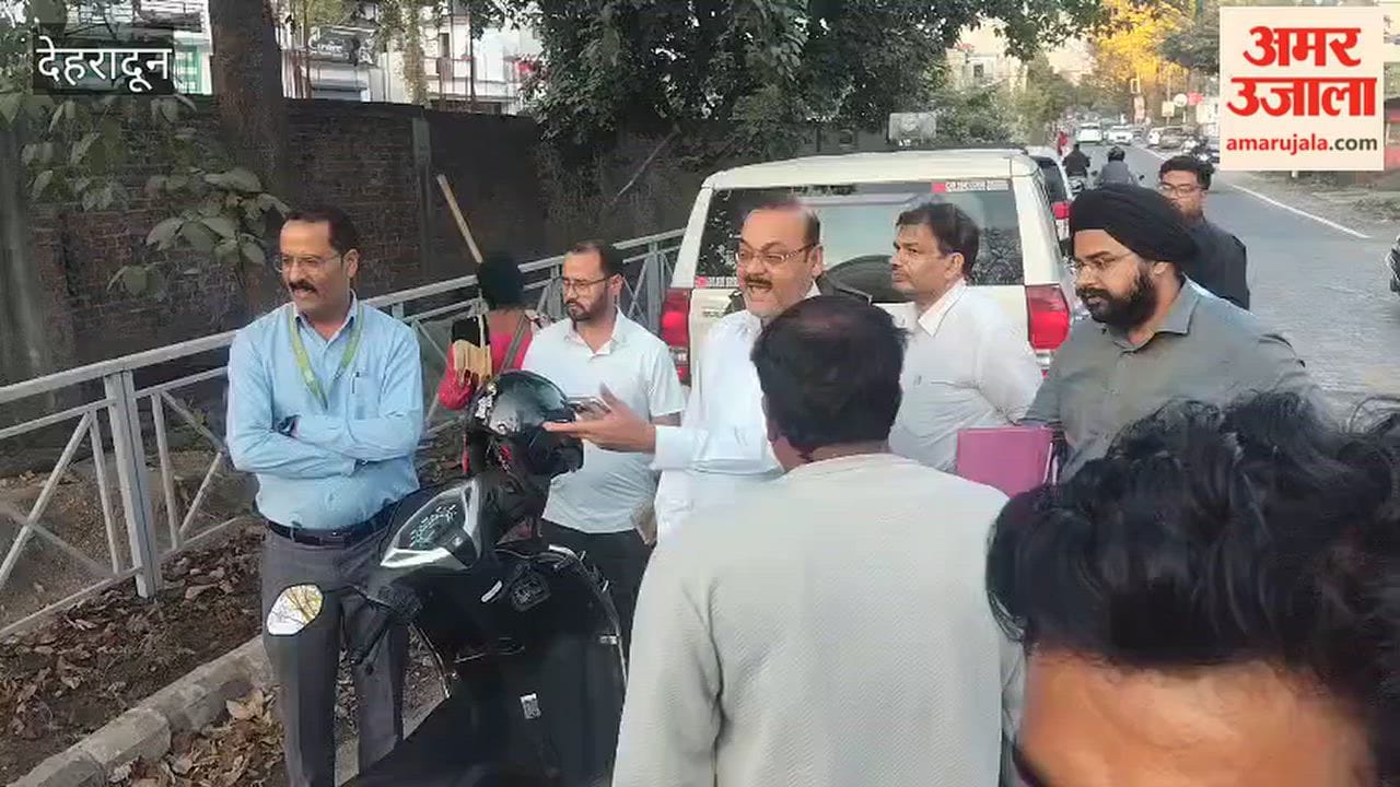 Dehradun Municipal Commissioner out on a surprise inspection