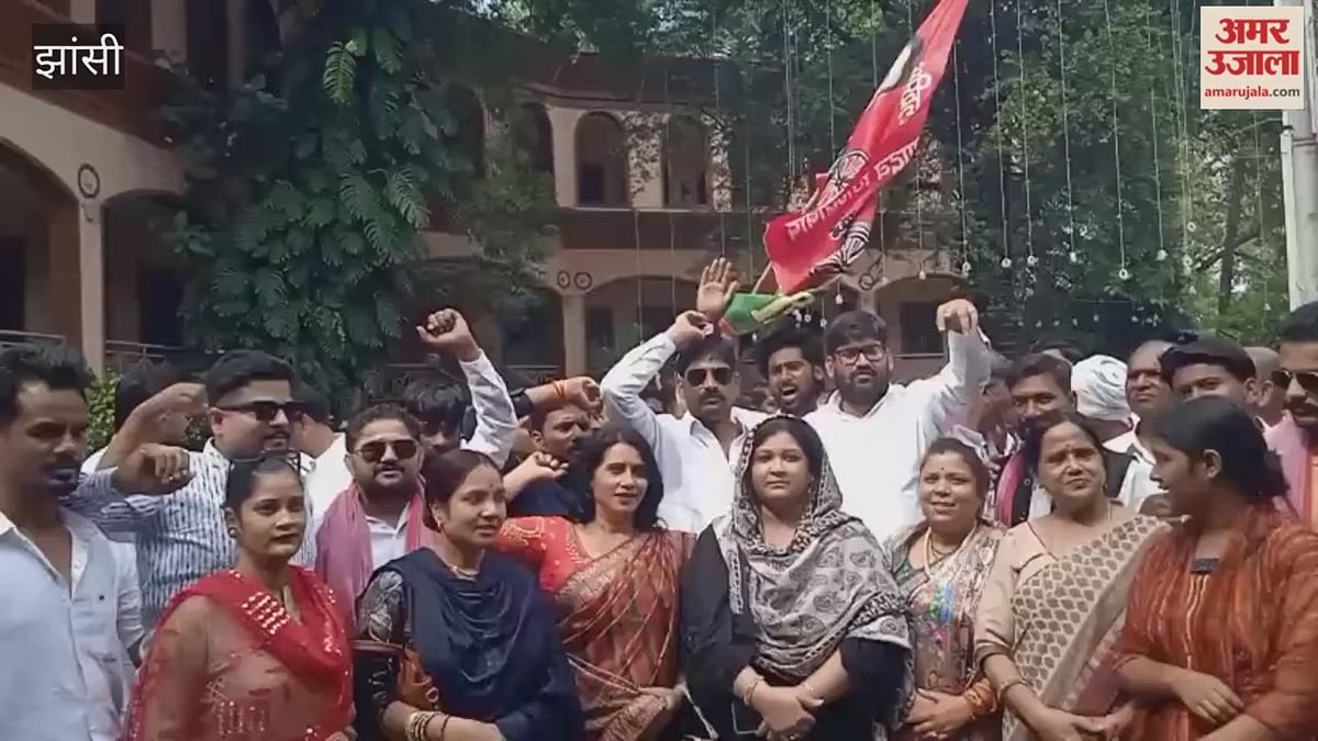 इलाहाबाद-झांसी सीट पर सपा के डॉ. मान सिंह यादव की जीत, कार्यकर्ताओं ने ढोल बजाकर मनाया जश्न