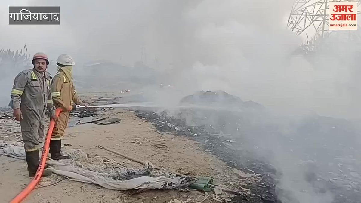 गाजियाबाद में पिन्नी के गोदाम में अचानक लगी आग, दमकल कर्मियों ने कड़ी से पाया काबू